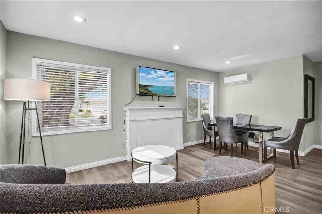 12811 Oaks Ave - Photo 5 of 32