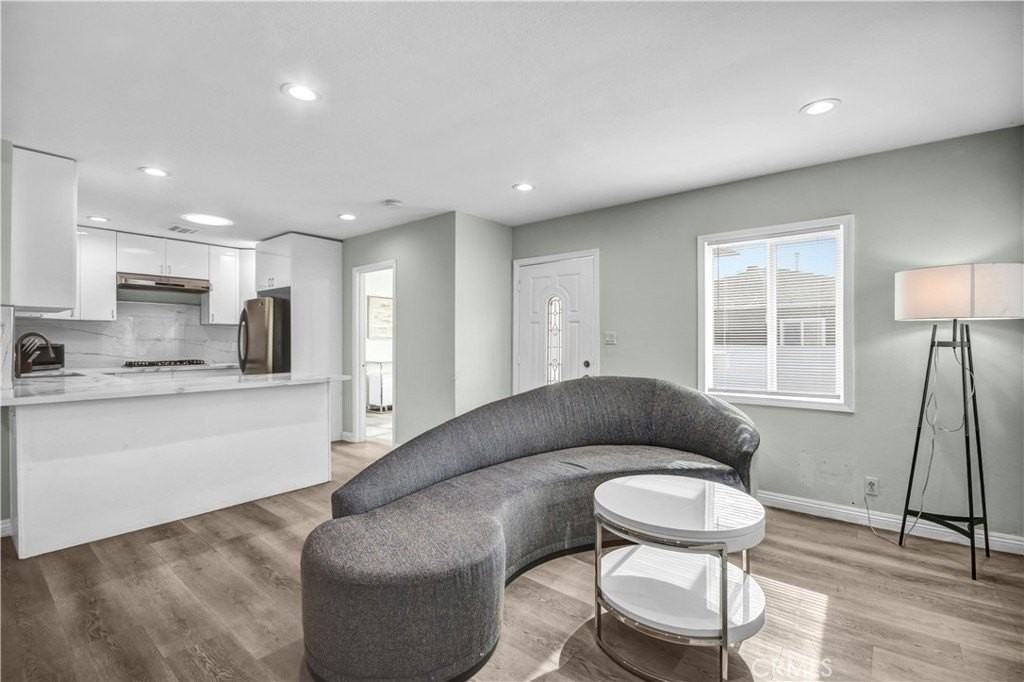 12811 Oaks Ave - Photo 6 of 32