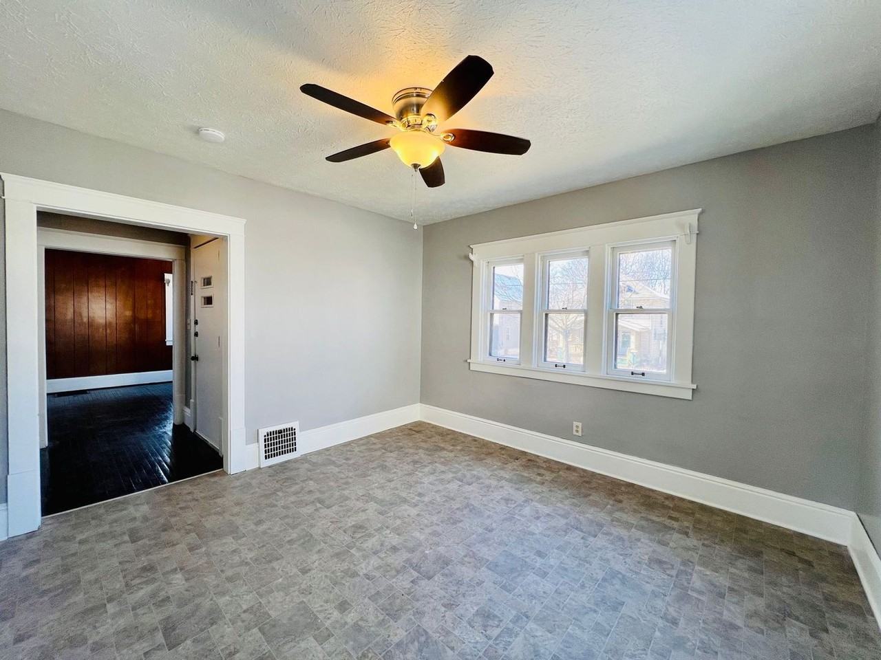 285 Bowmanville St - Photo 6 of 22