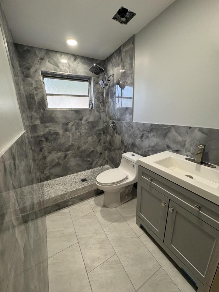 490 W 31st St - Photo 2 of 3