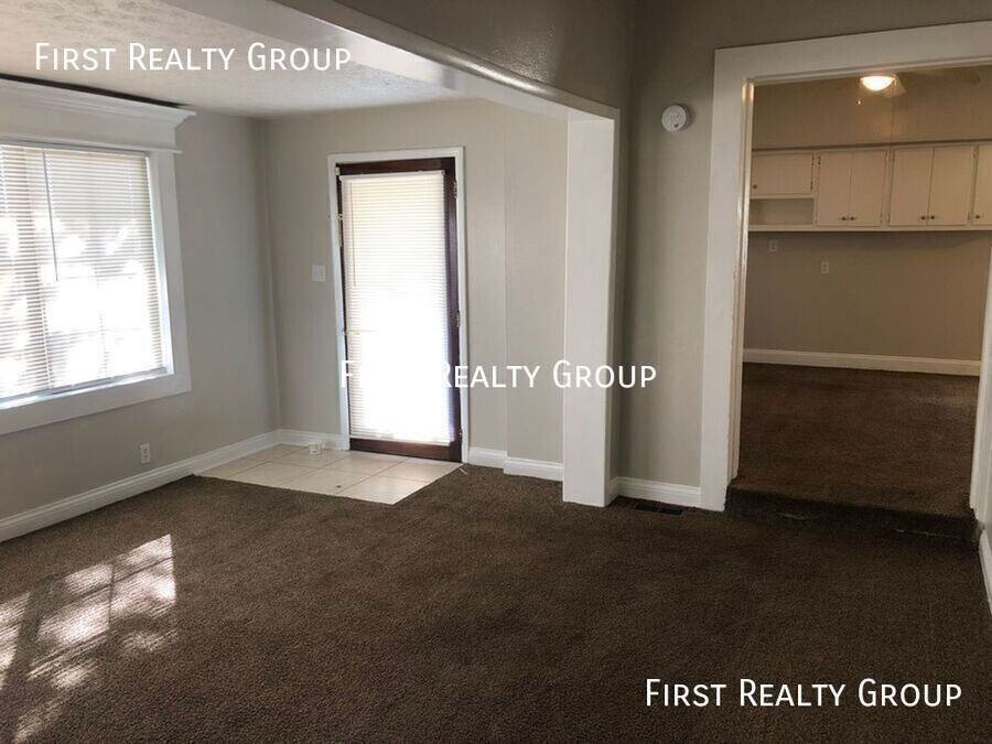 140 E Market St #A - Photo 3 of 14