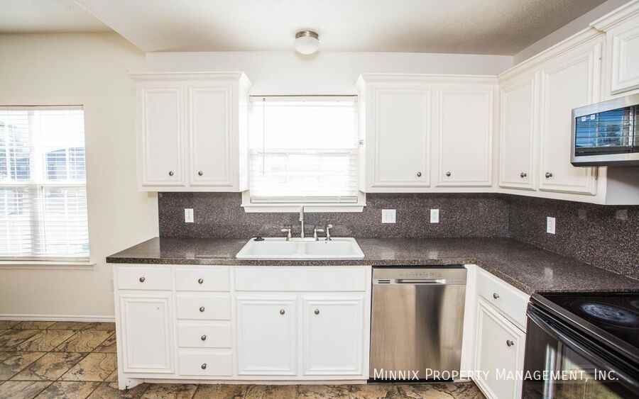 6704 9th St - Photo 4 of 38