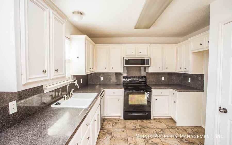 6704 9th St - Photo 5 of 38