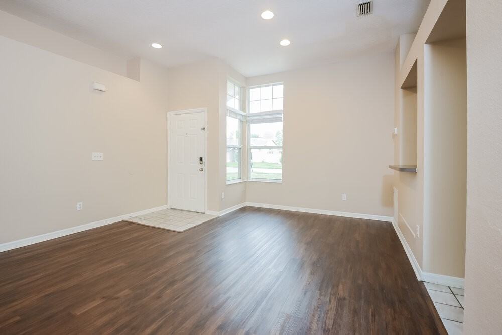 1092 Manigan Ave - Photo 5 of 16