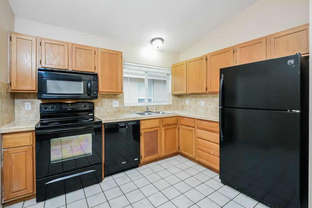 1092 Manigan Ave - Photo 7 of 16