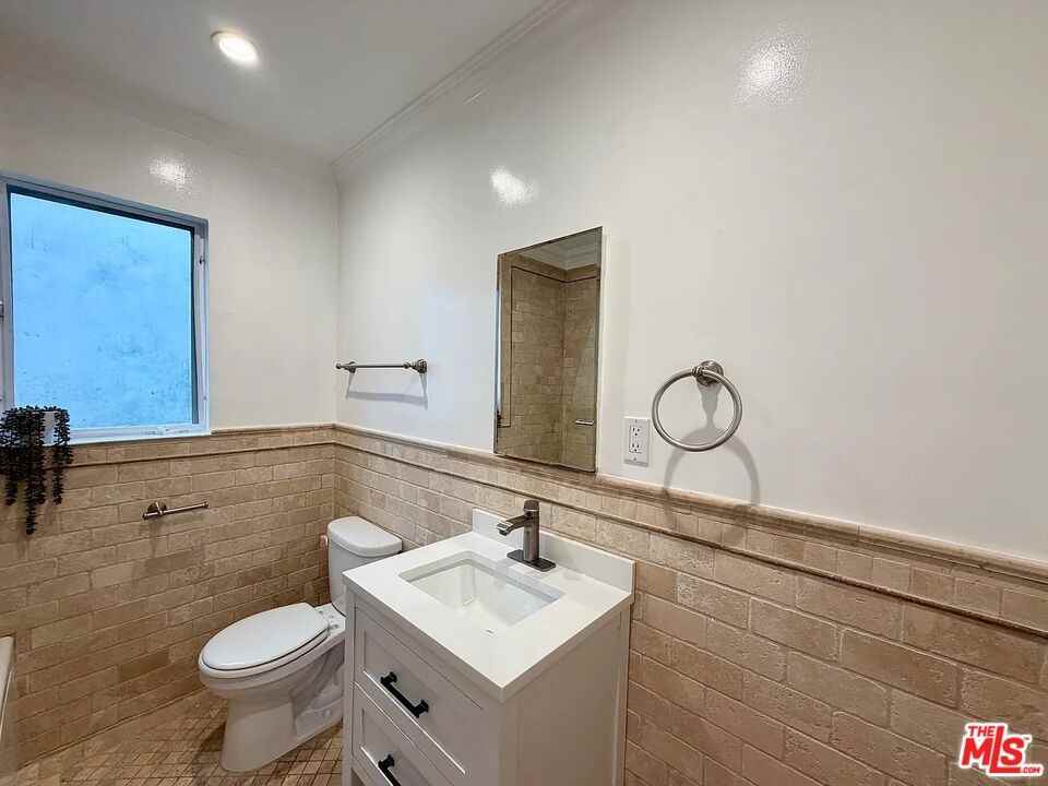 1027 20th St #1027C - Photo 2 of 24