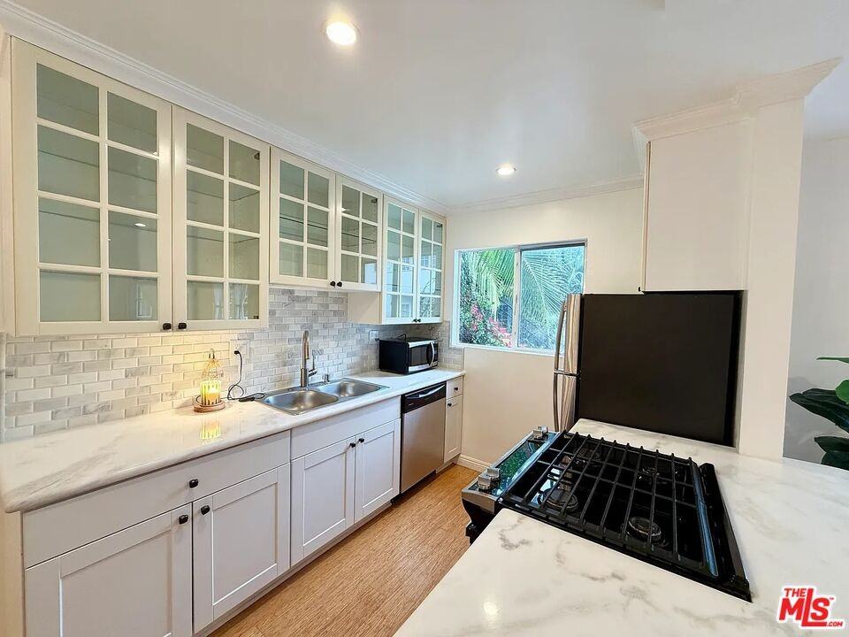 1027 20th St #1027C - Photo 5 of 24