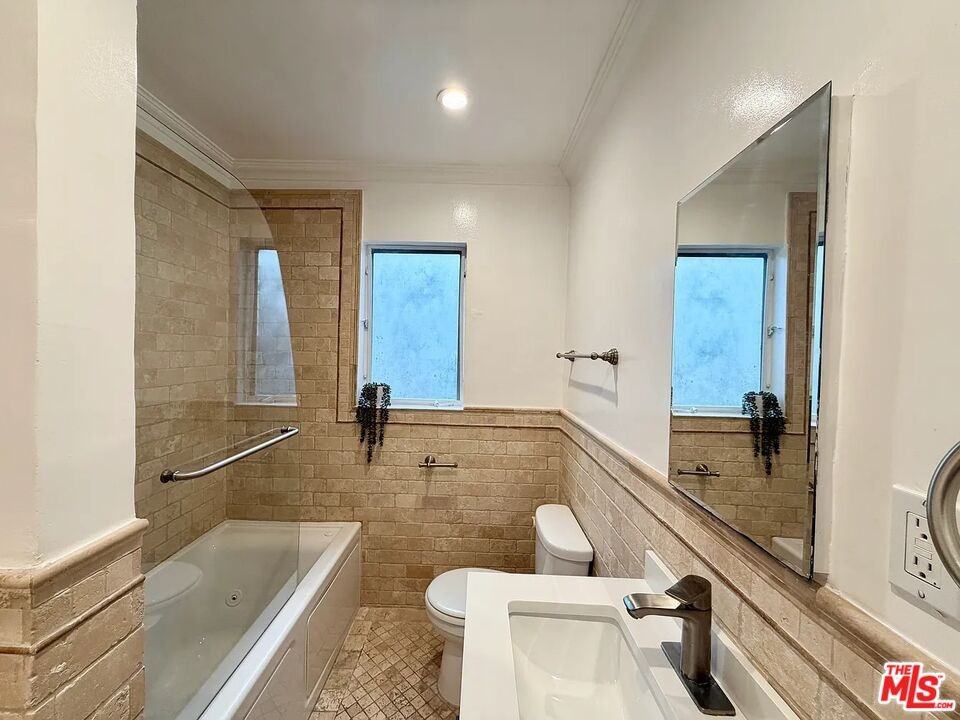 1027 20th St #1027C - Photo 7 of 24