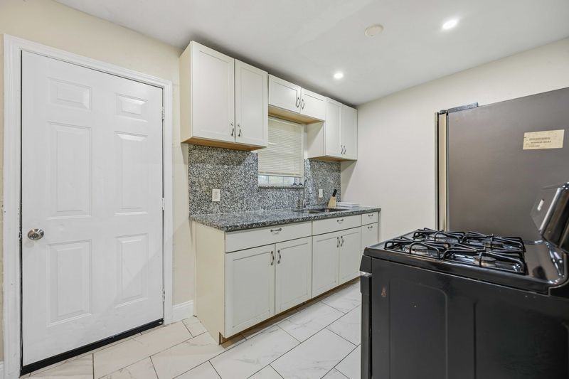 5223 Windemere St #5223 - Photo 6 of 17