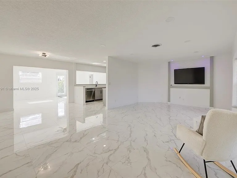 5030 Nw 41st Ct - Photo 6 of 11