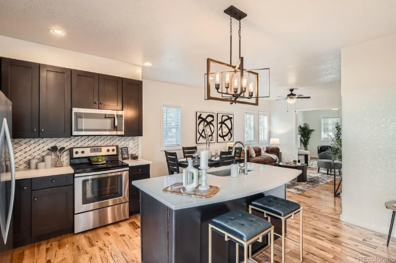 2426 S Acoma St - Photo 4 of 20