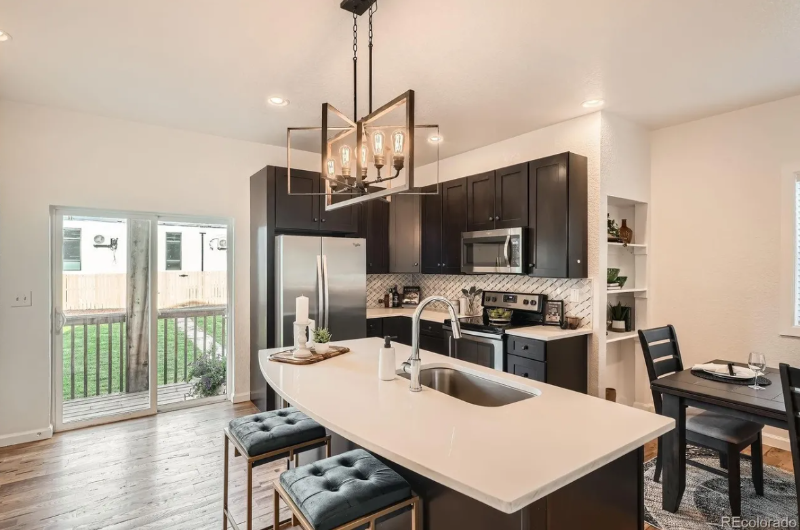 2426 S Acoma St - Photo 5 of 20