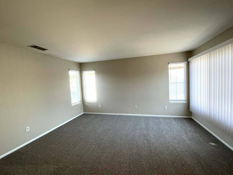 1057 Agate Ct - Photo 5 of 10