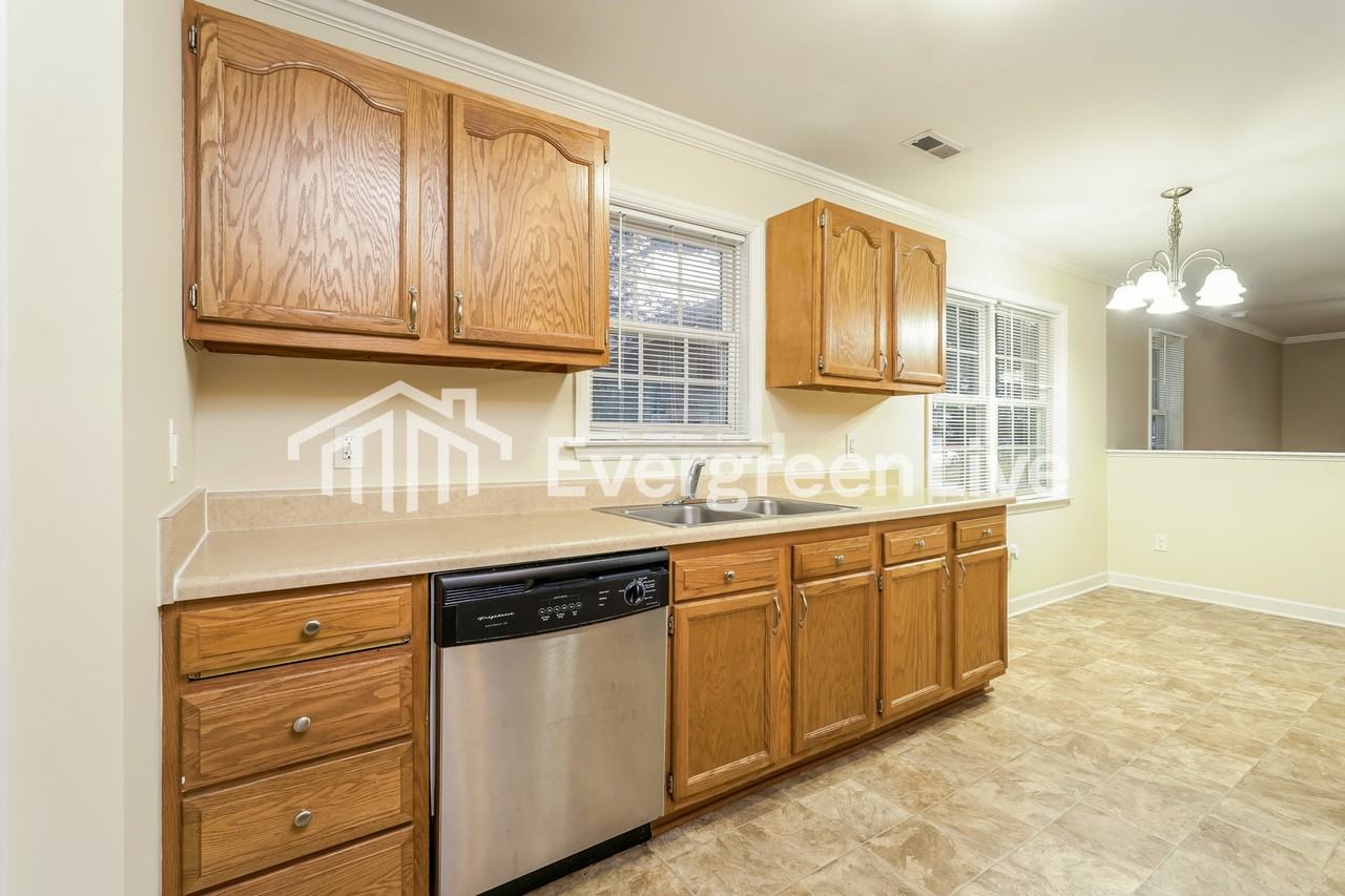 1648 Thompson Dr - Photo 3 of 15