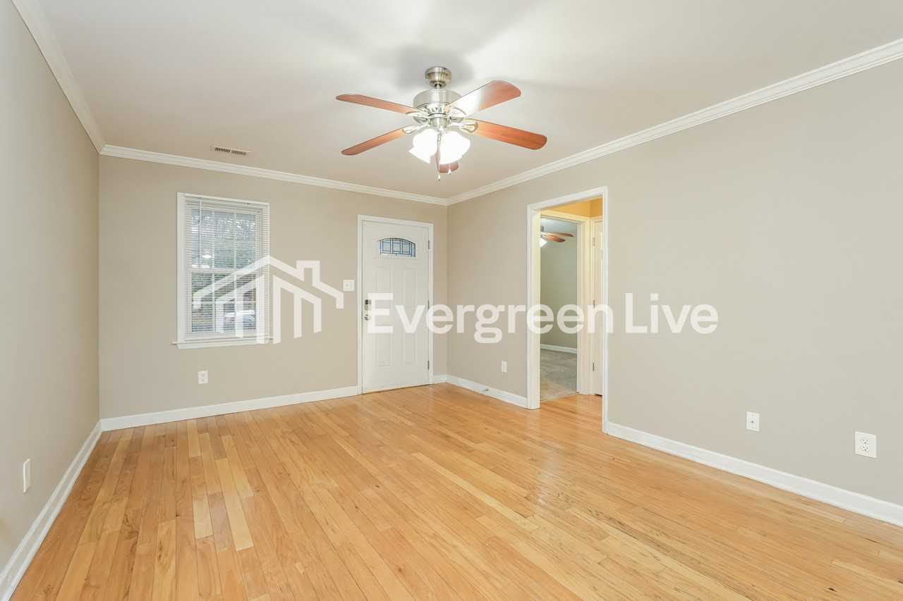 1648 Thompson Dr - Photo 5 of 15