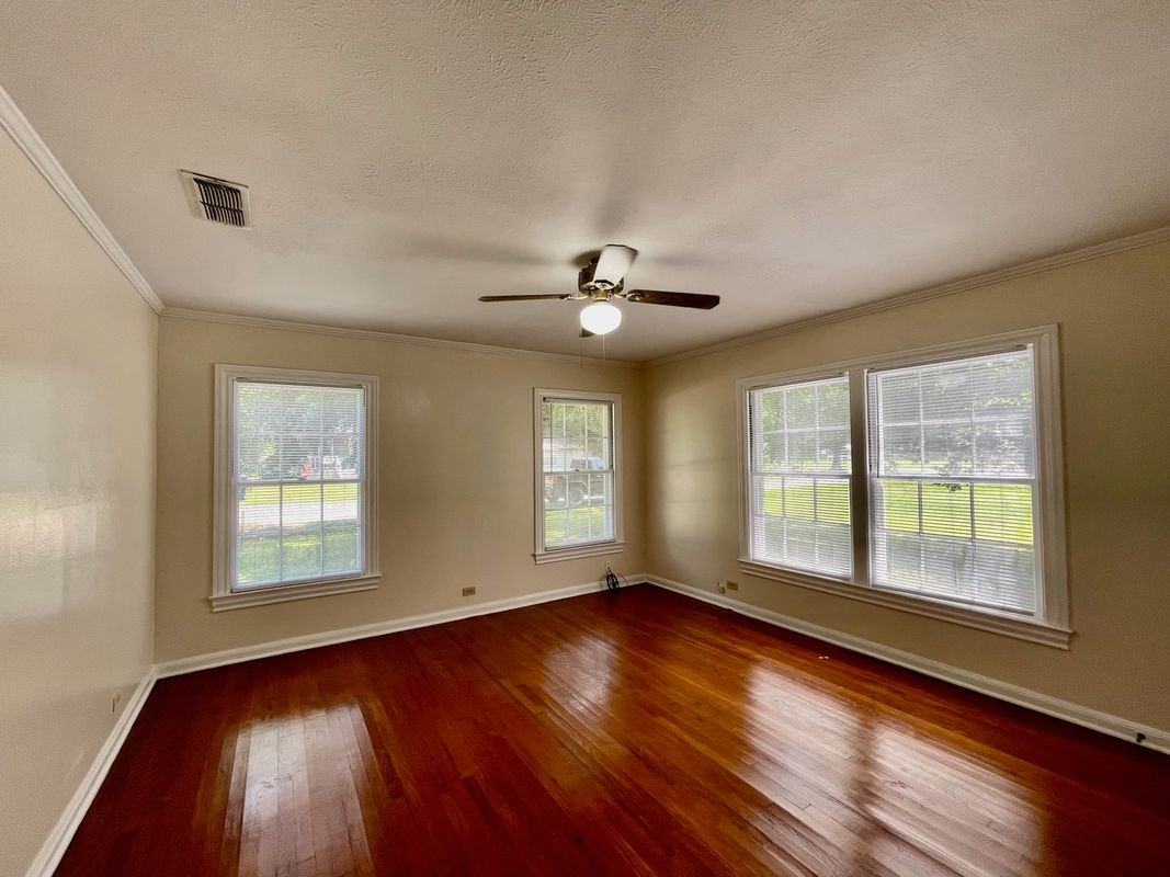 705 E Runnells Ave - Photo 2 of 11