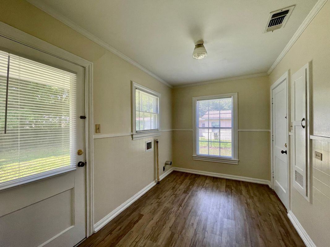 705 E Runnells Ave - Photo 6 of 11