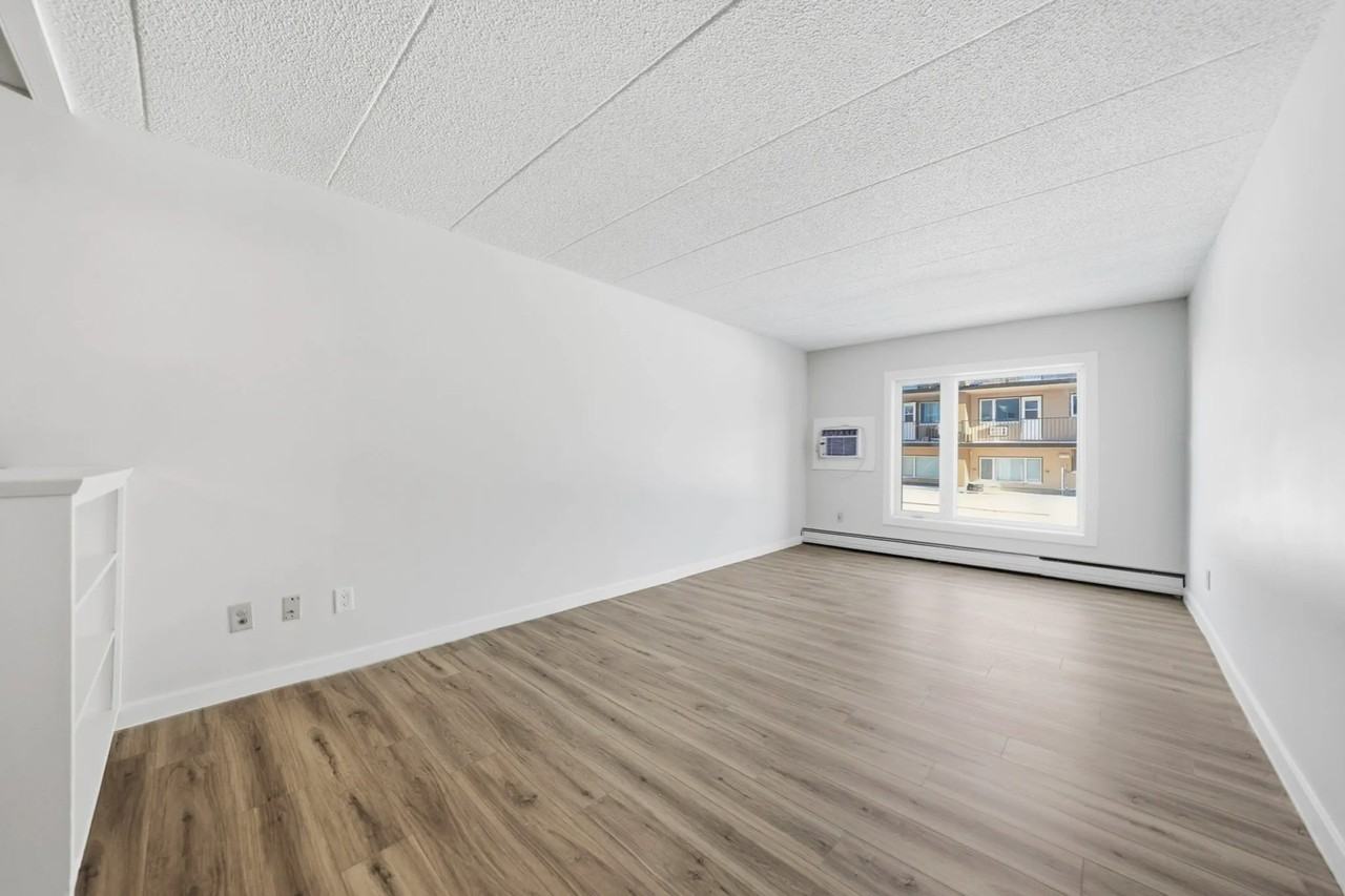 Elsey Manor - Photo 2 of 37