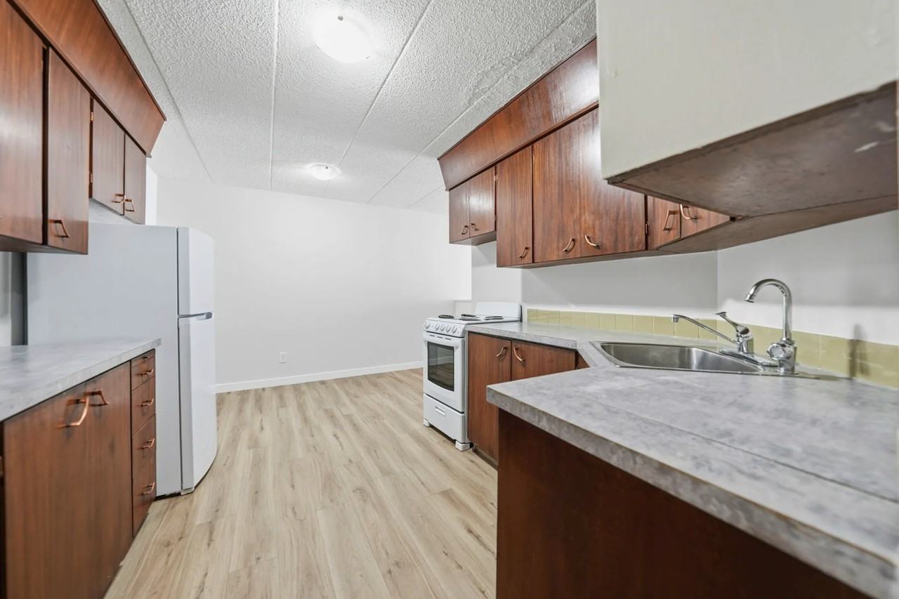 Elsey Manor - Photo 5 of 37