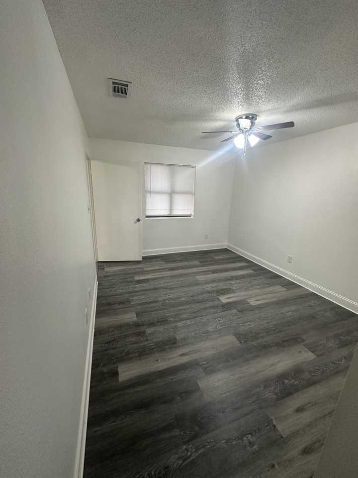 710 Legion Dr #D5 - Photo 2 of 4