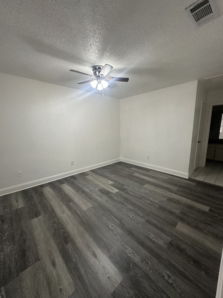 710 Legion Dr #D5 - Photo 3 of 4