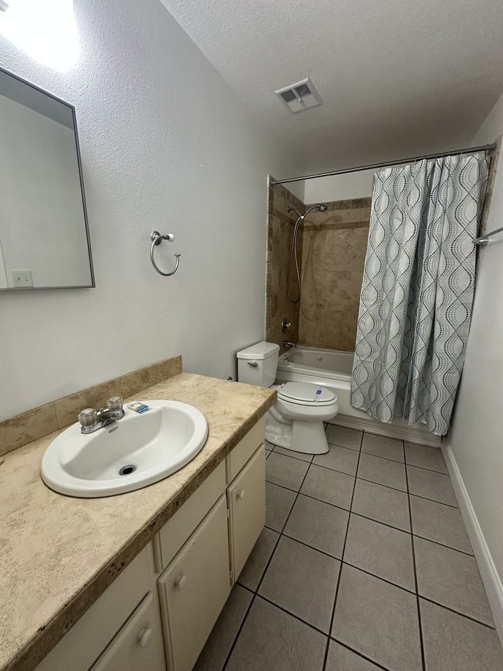 710 Legion Dr #D5 - Photo 4 of 4