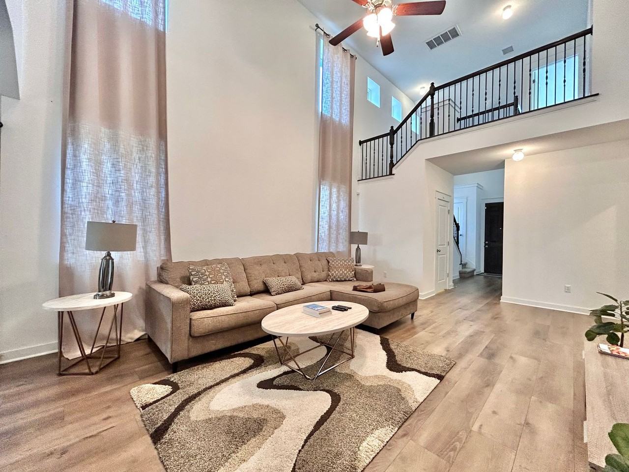 1357 Kneehigh Ln - Photo 4 of 32