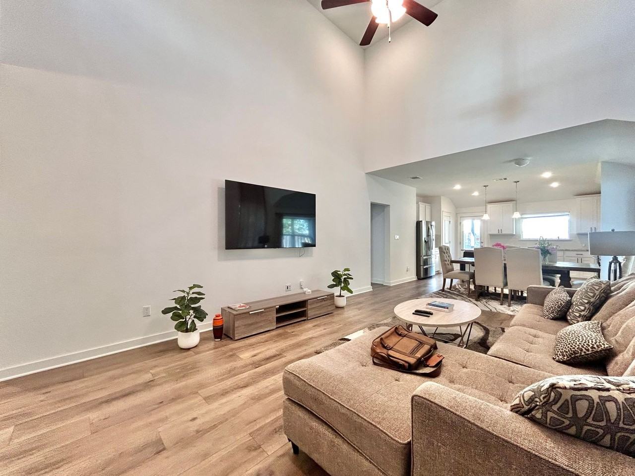 1357 Kneehigh Ln - Photo 5 of 32