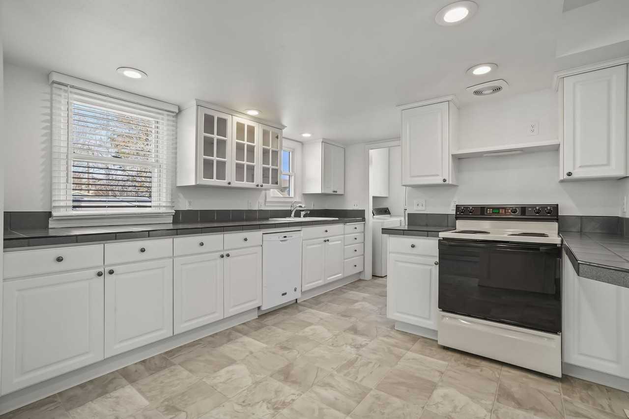 101 E Woodvine St - Photo 6 of 18