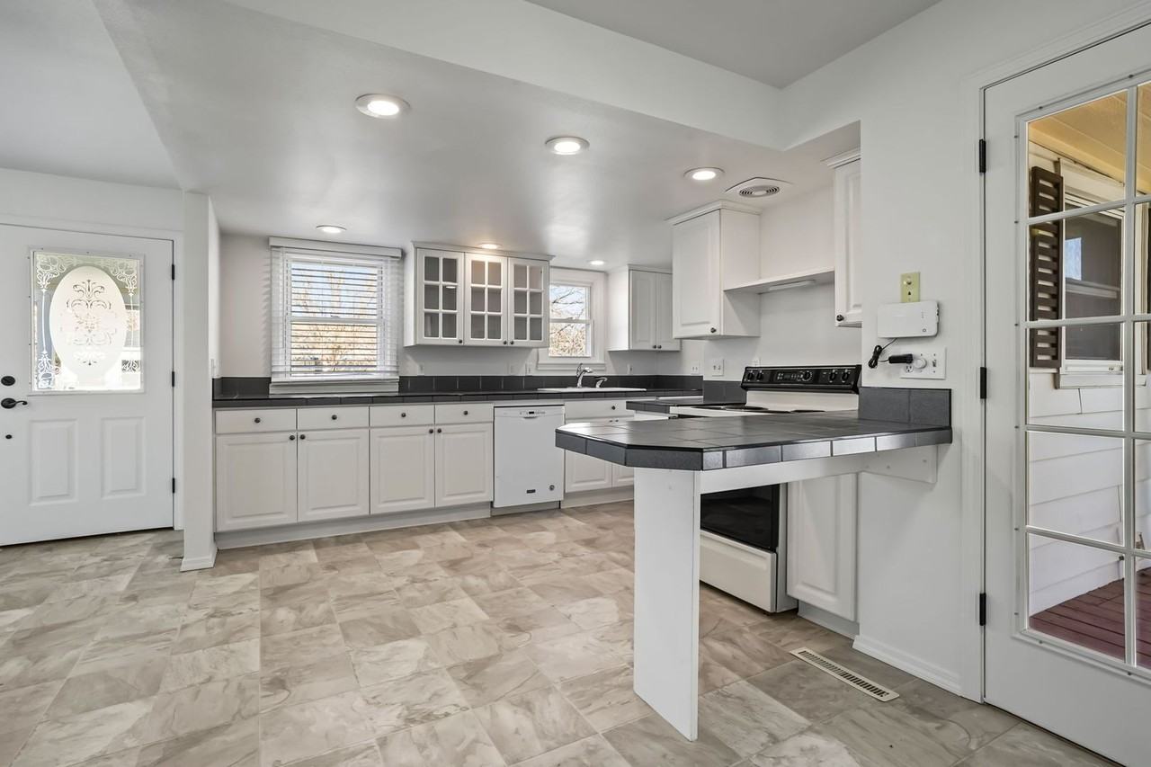 101 E Woodvine St - Photo 7 of 18