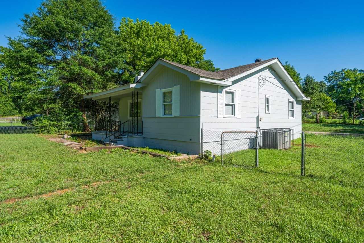 623 Pinewood Ave - Photo 5 of 26