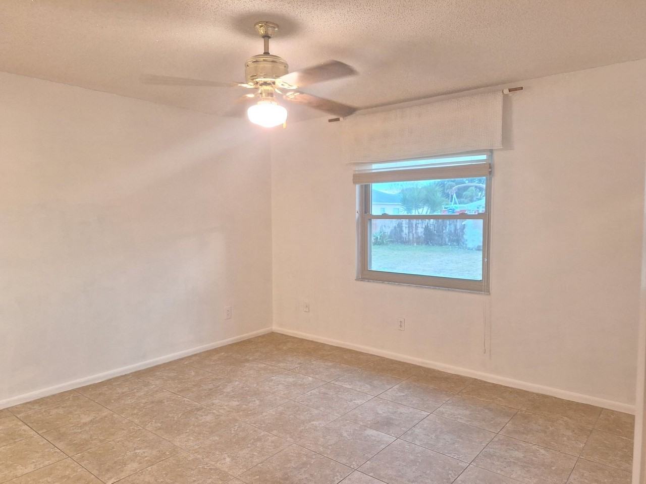 416 Falcon Ave - Photo 4 of 15