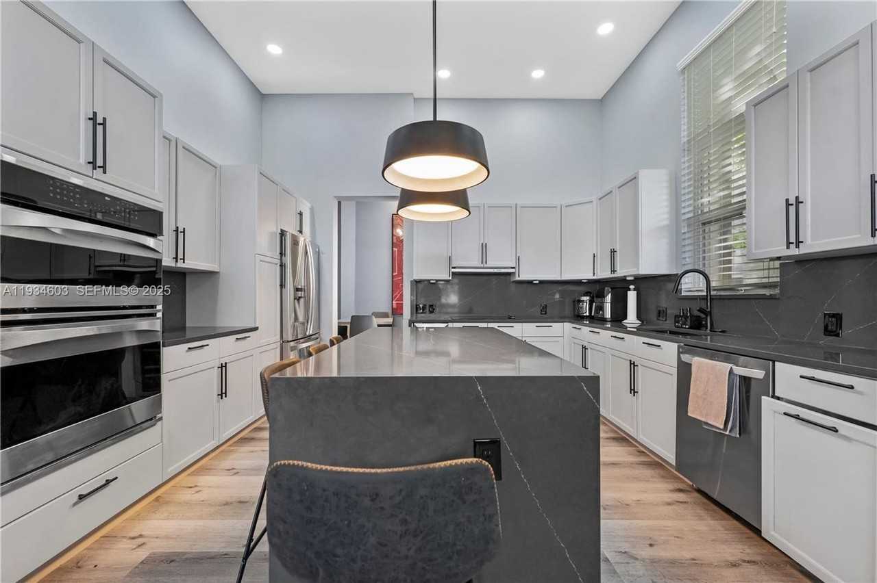 5046 Sw 162nd Ave - Photo 2 of 18