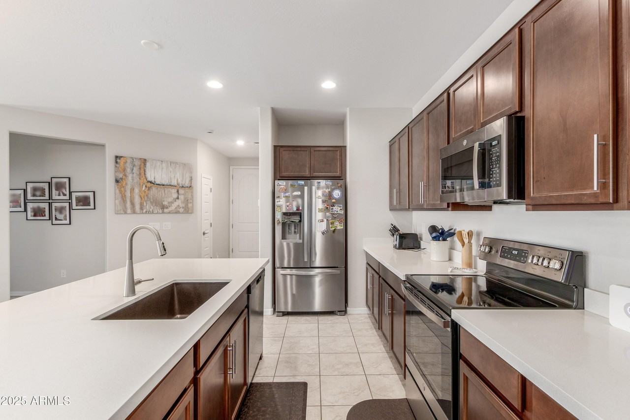 3872 N 103rd Ave - Photo 3 of 23