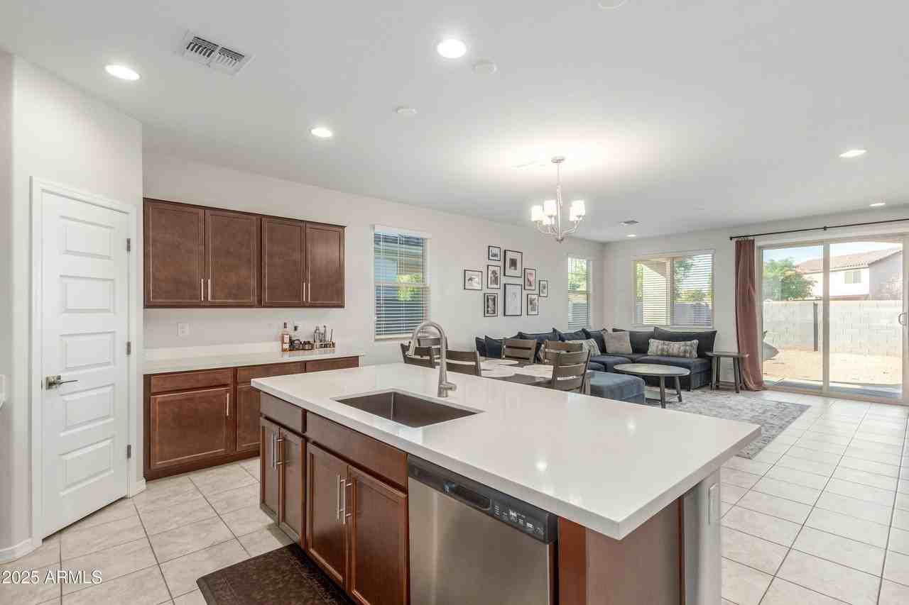 3872 N 103rd Ave - Photo 4 of 23