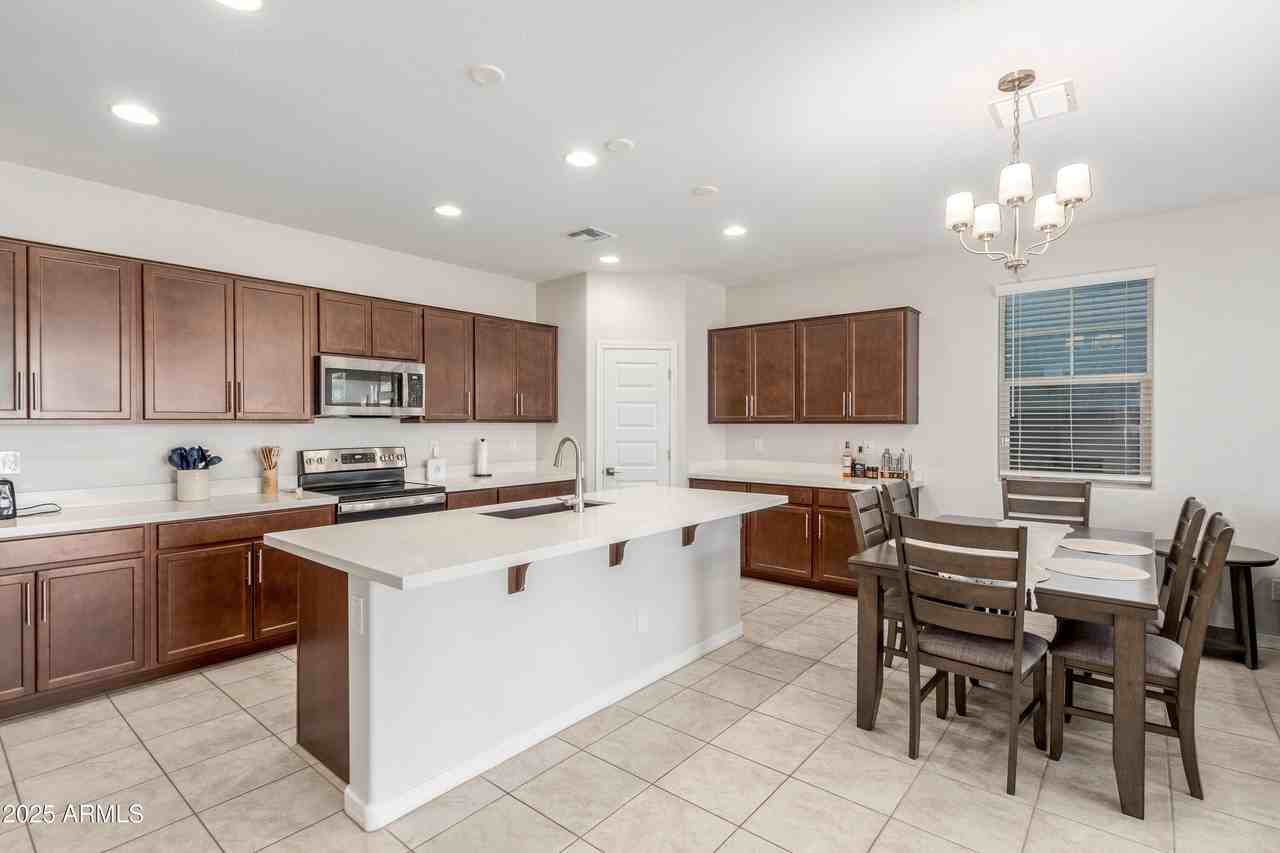 3872 N 103rd Ave - Photo 6 of 23