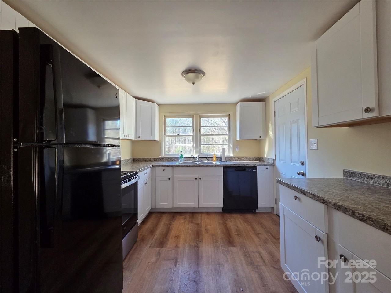 8334 Oaktree Rd - Photo 5 of 15