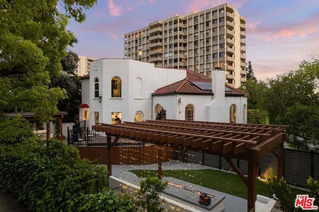 2240 Hillhurst Ave - Photo 2 of 39