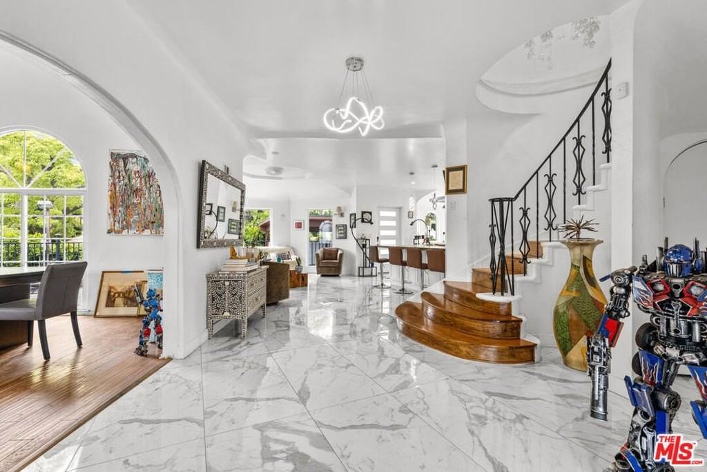 2240 Hillhurst Ave - Photo 3 of 39