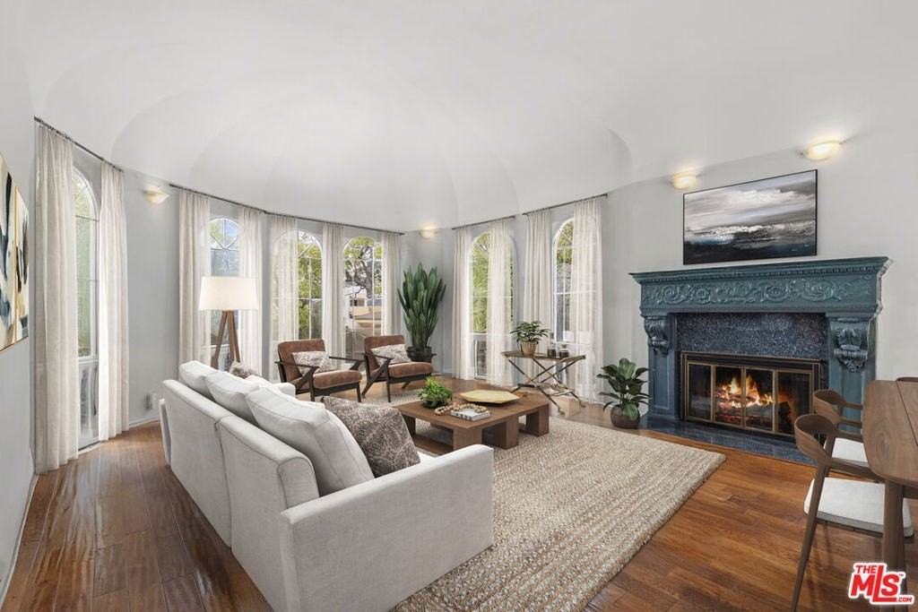 2240 Hillhurst Ave - Photo 4 of 39