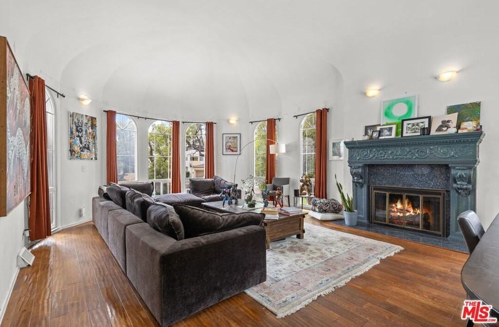 2240 Hillhurst Ave - Photo 5 of 39