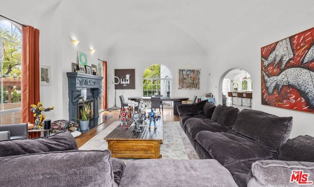 2240 Hillhurst Ave - Photo 6 of 39