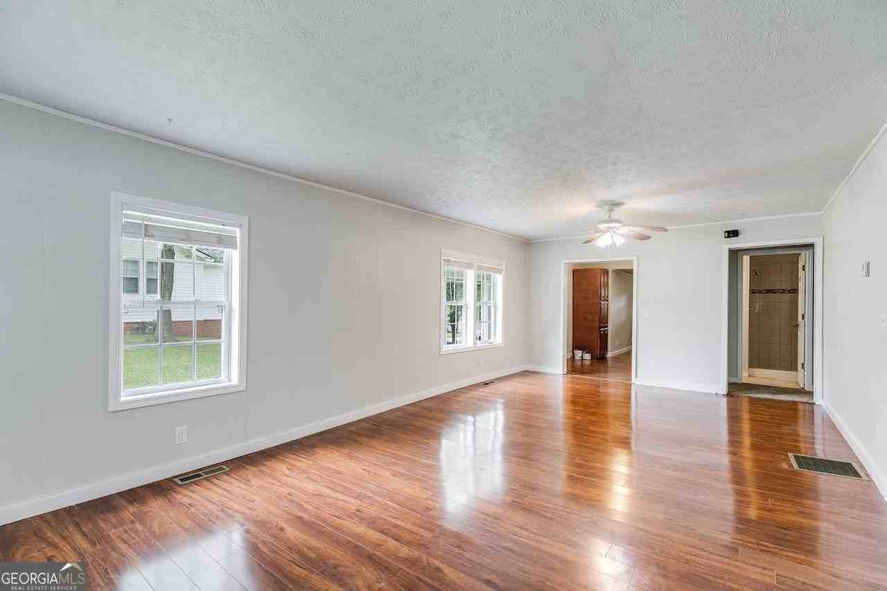 322 Stewart St - Photo 7 of 22