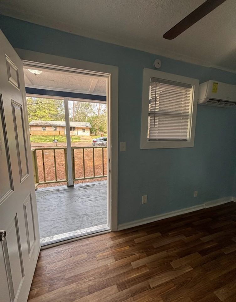 907 Winn St - Photo 3 of 12