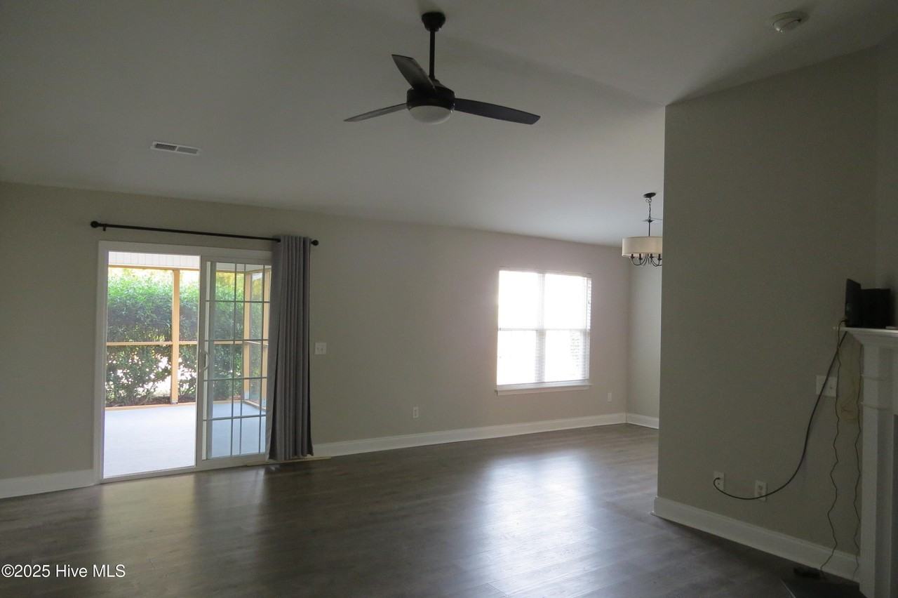 5189 Minnesota Dr Se - Photo 4 of 21