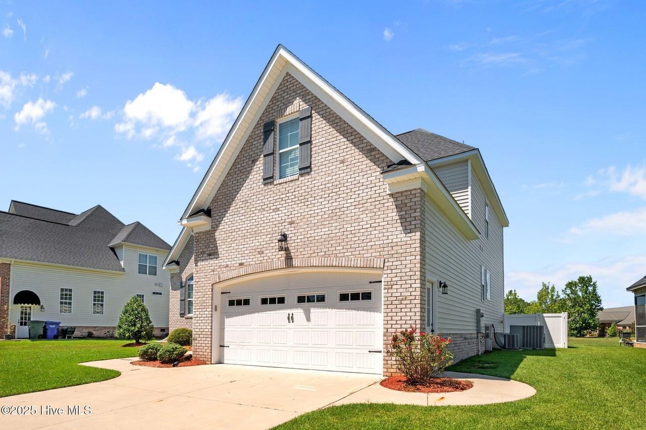 133 Blackwater Dr - Photo 3 of 48