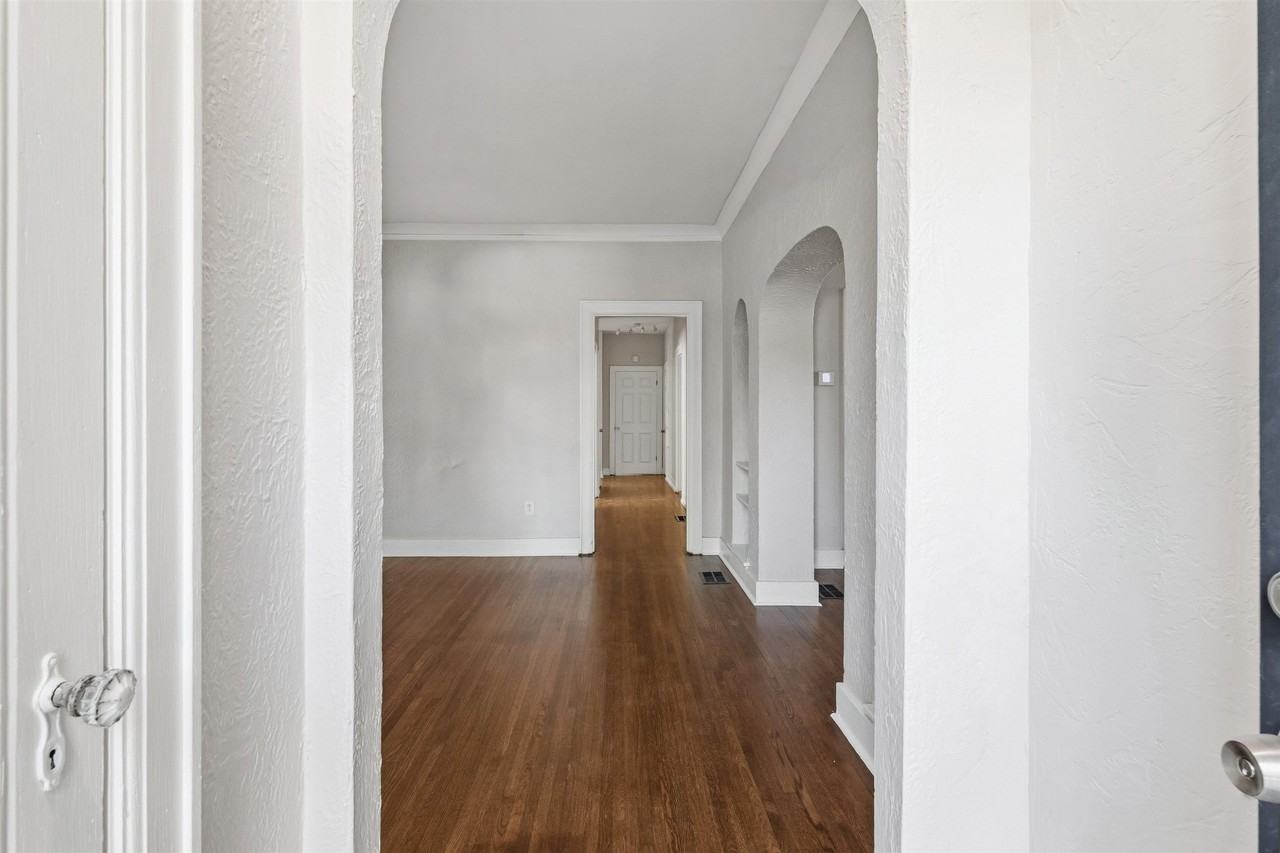 871 University St - Photo 4 of 26