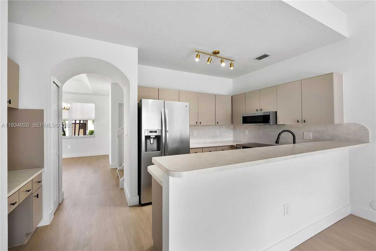 8354 Nw 142nd St - Photo 5 of 8