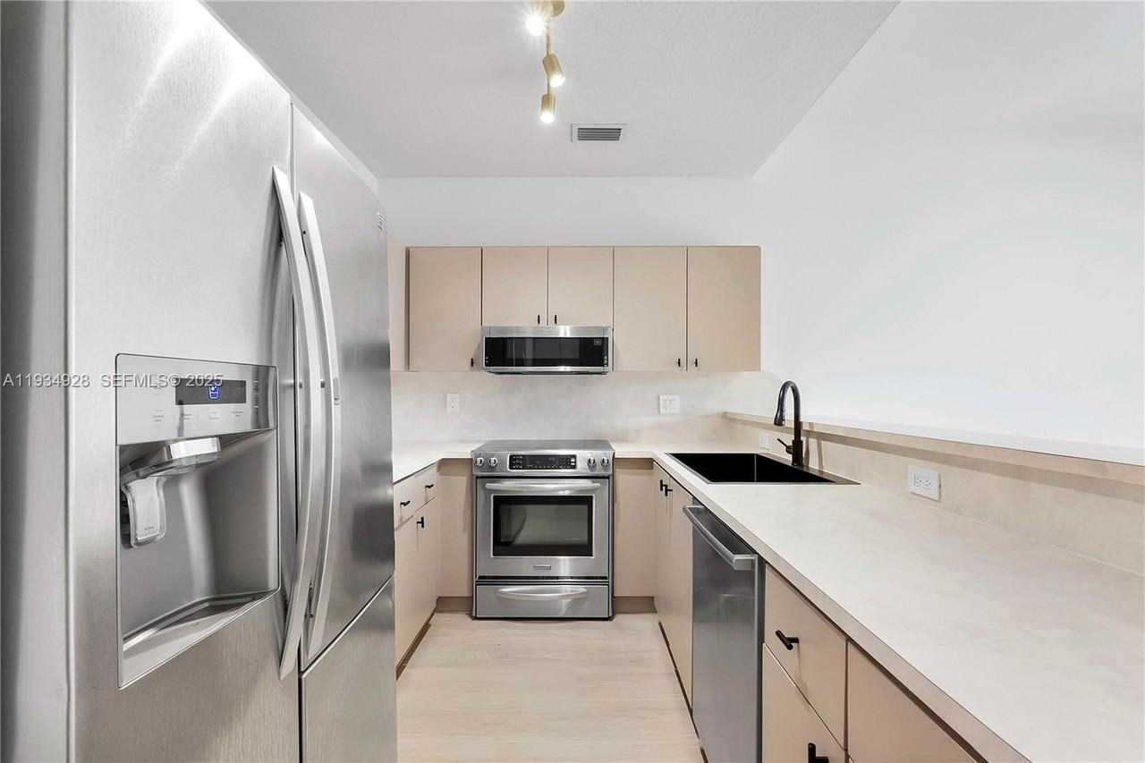 8354 Nw 142nd St - Photo 6 of 8