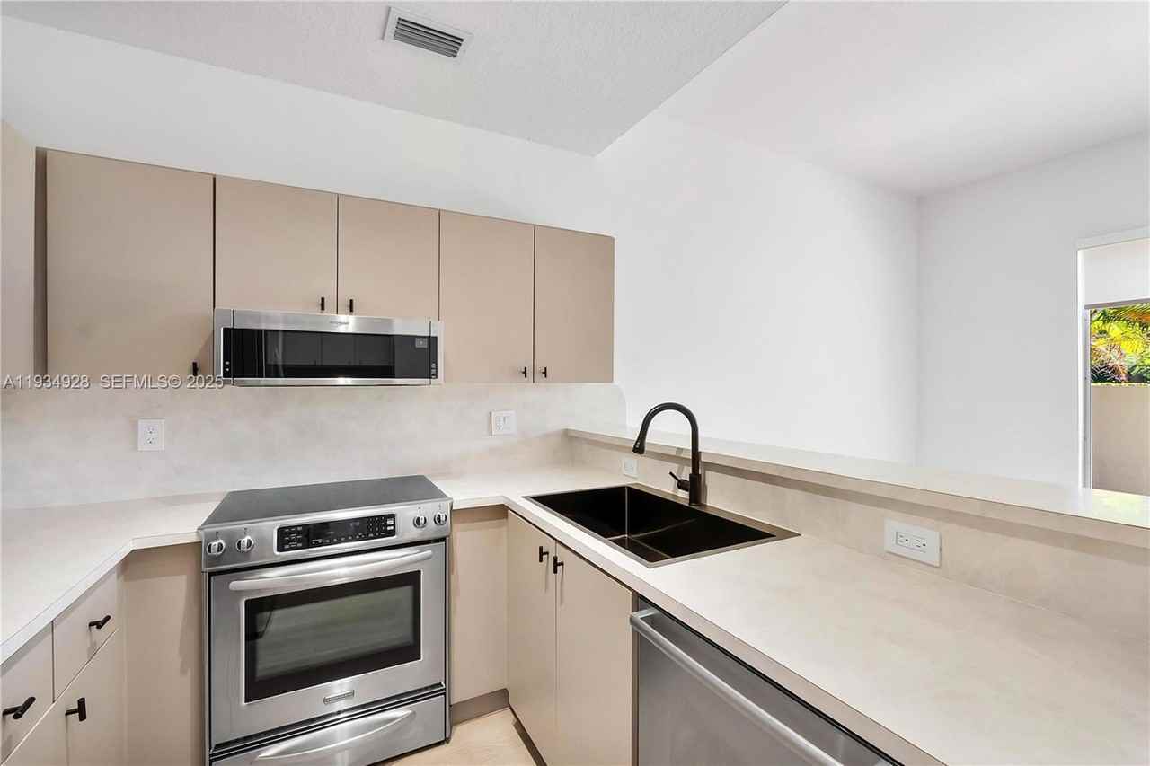 8354 Nw 142nd St - Photo 7 of 8